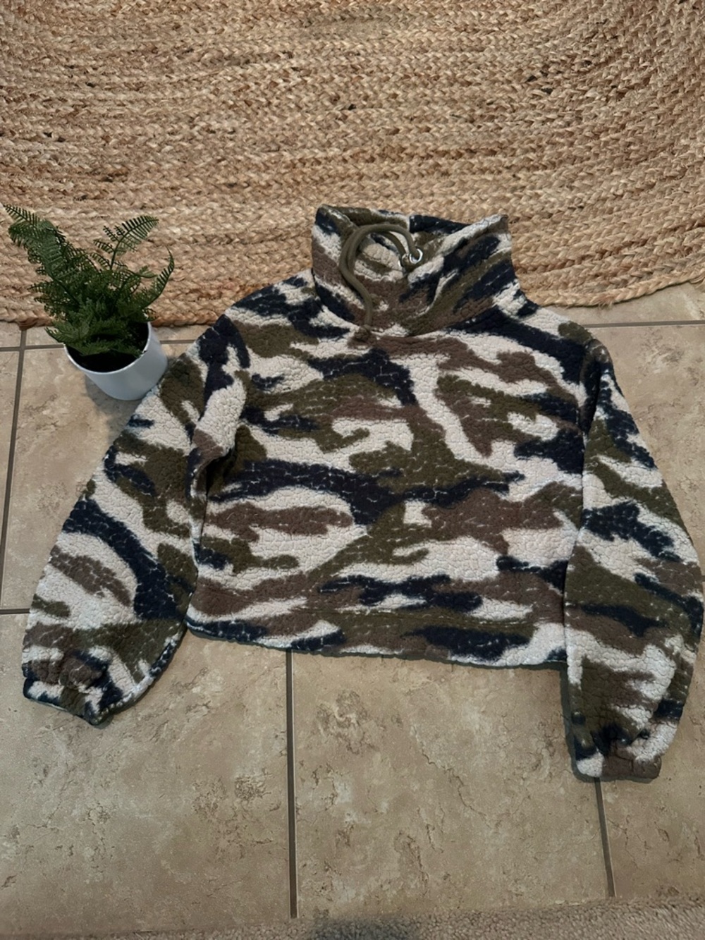 CAMO SHERPA CROPPED SWEATER